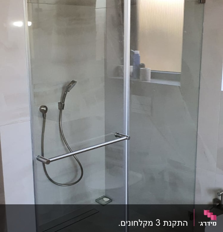 מקלחון זכוכית עם דלתות שקופות וברז ידני